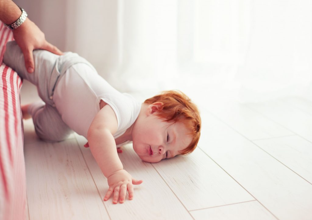Sok szülő megijed, ha a gyermeke leesik az ágyról és agyrázkódást kap, de ez nem befolyásolja a gyermek IQ-ját / Kép forrása: Olesiabilkei / Getty Images