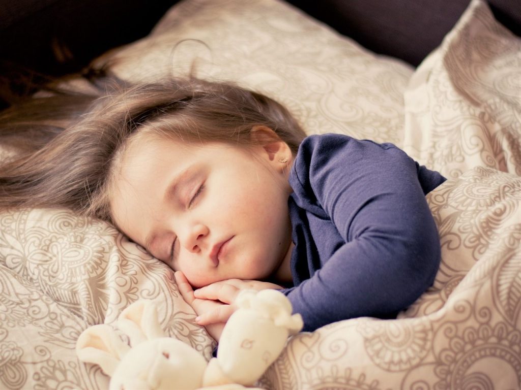Az alvás a babával vagy kisgyerekkel nem könnyű a nyaralás alatt, de nem megoldhatatlan! / Kép forrása: Pixabay