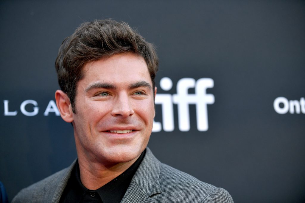 Zac Efron szürke zakóban