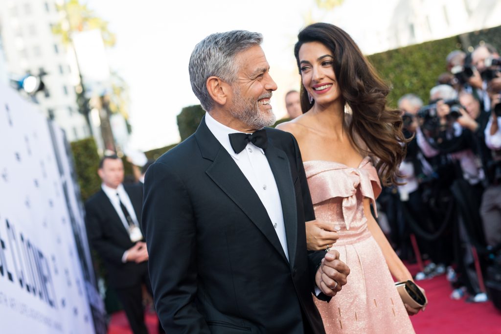 Amal Clooney: „Nálunk nincs telefonozás vendégségben” – Ezért nem engednek mobilokat a Clooney-otthonba 2 Amal és George Clooney