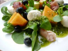 A sárgadinnye salátában is isteni finomság! / Fotó: Hadarik Rita