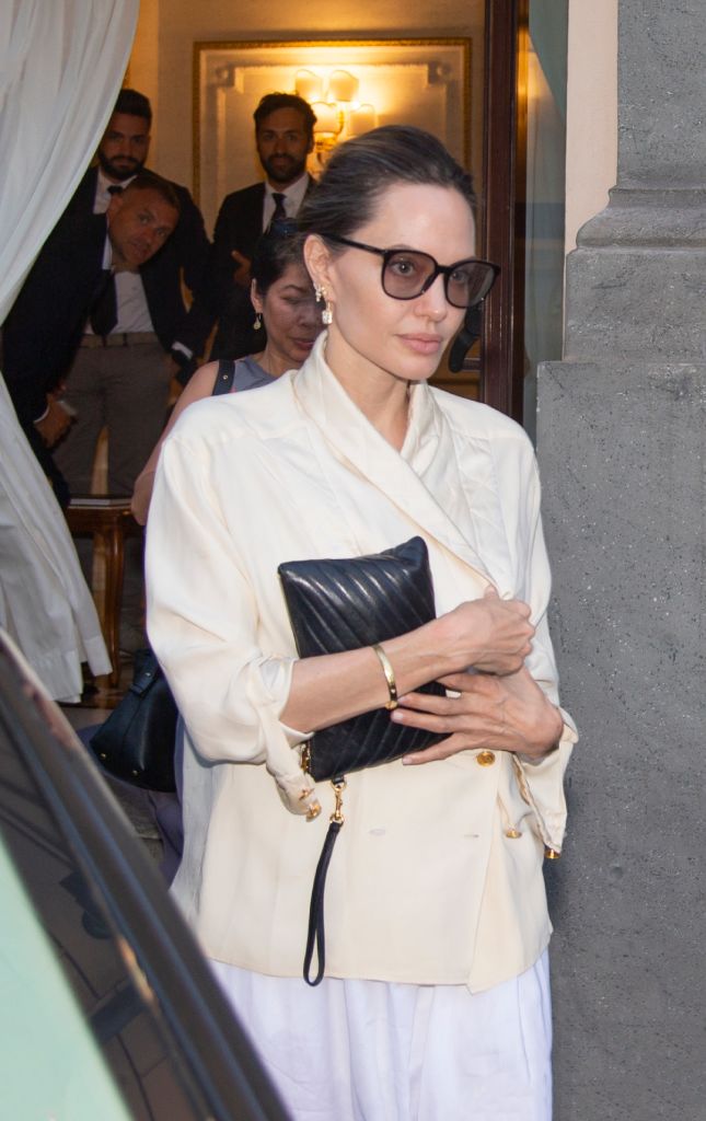 Angelina Jolie, Chanel blézer