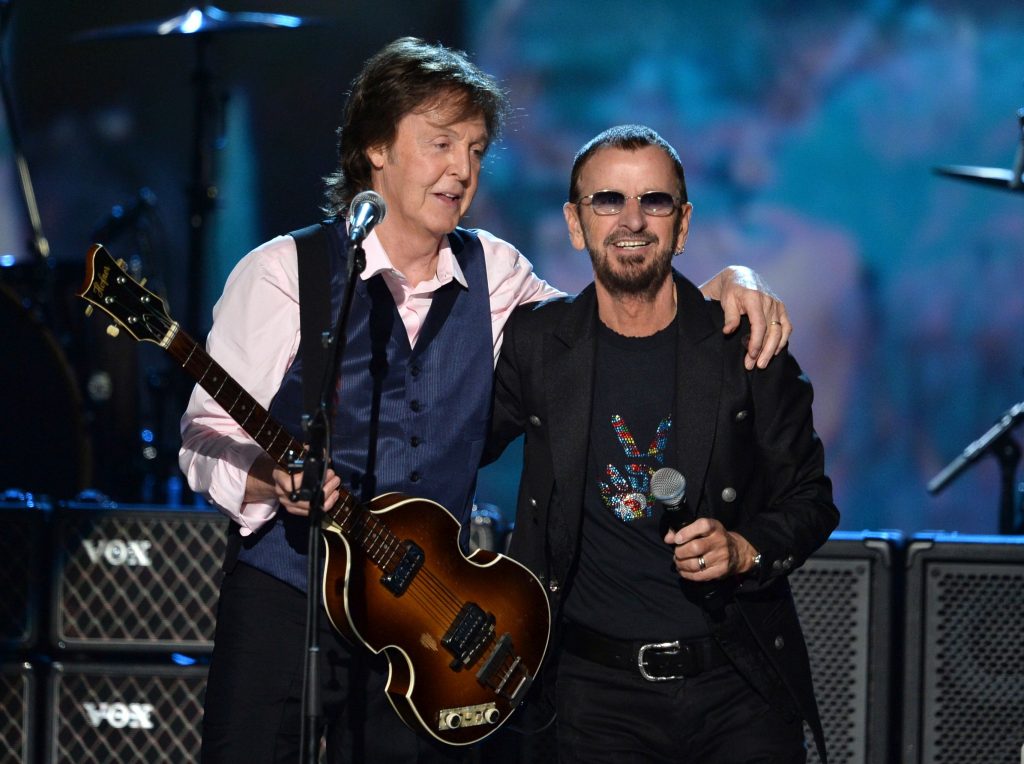 Dolly Partont a Let It Be eredeti szerzője, Paul McCartney kísérte, kiegészülve a másik Beatles-taggal, Ringo Starral / Kép forrása: Kevin Winter / Getty Images