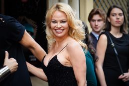 Pamela Anderson barátja halála miatt úgy döntött, hogy nem sminkel többé / Kép forrása: Edward Berthelot / Getty Images