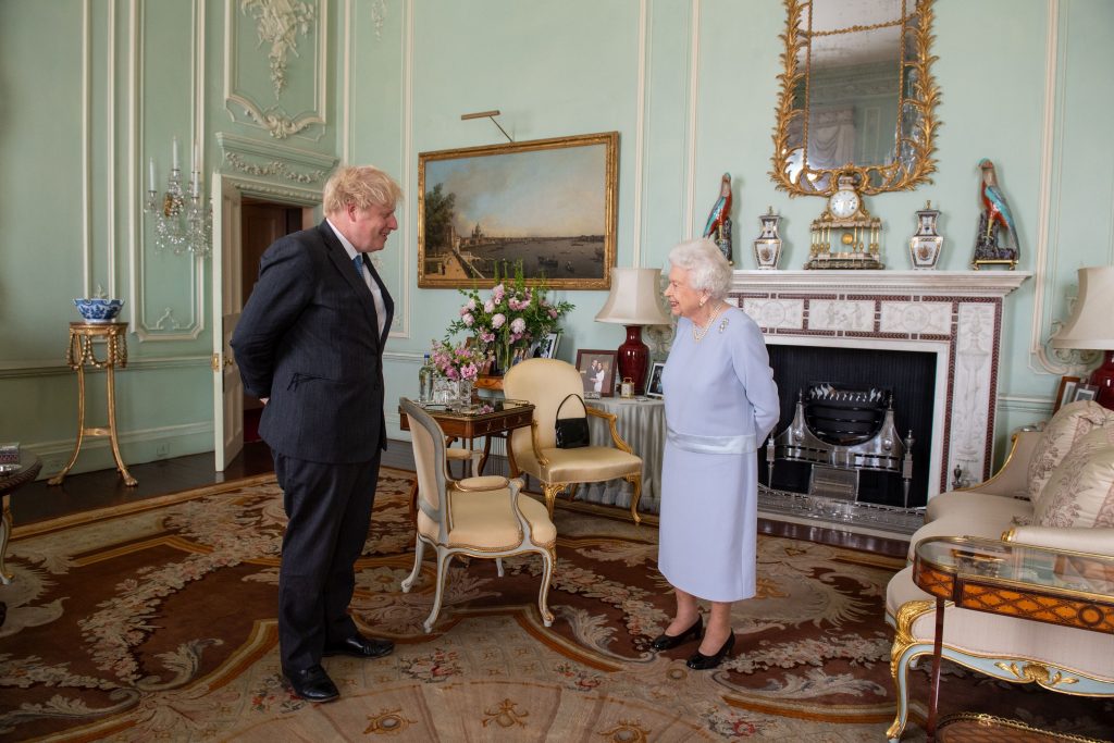 Boris Johnsonnak több alkalma is volt találkozni Erzsébet királynővel / Kép forrása: WPA Pool / Getty Images
