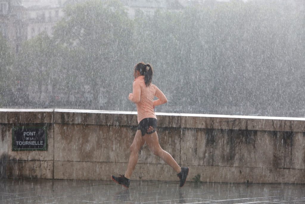 Ha sokáig maradunk az esőáztatta ruhánkban, az könnyedén eredményezhet hólyaghurutot! / Kép forrása: Nurphoto / Getty Images
