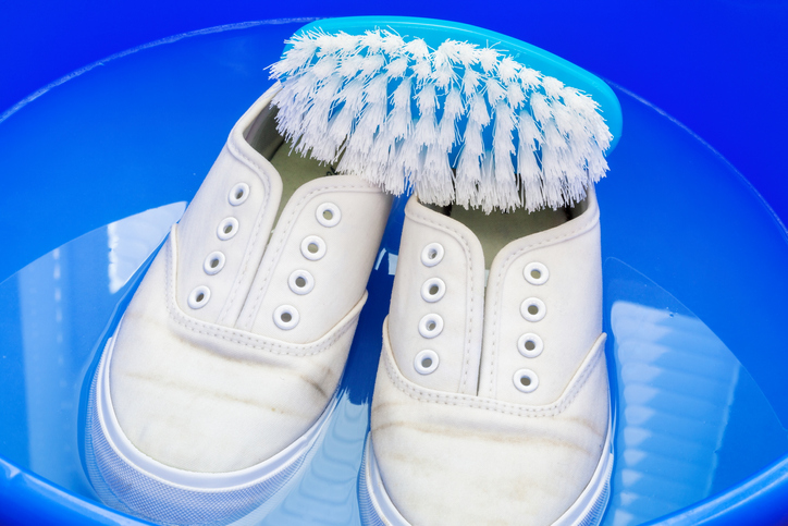 Fehér cipő mosása kefével