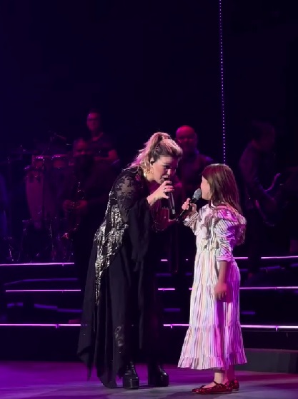 Kelly Clarkson a kilencéves lányával énekelt a színpadon / Kép forrása: TikTok