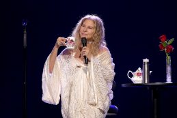 Barbra Streisandot bár sokan biztatták, nem vállalkozott a plasztikai műtétre / Kép forrása: Kevin Kane / Getty Images