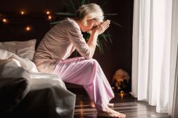 A menopauza tüneteinek elviselésében sokat segíthet a beszélgetés / Kép forrása: TatyanaGI / Getty Images