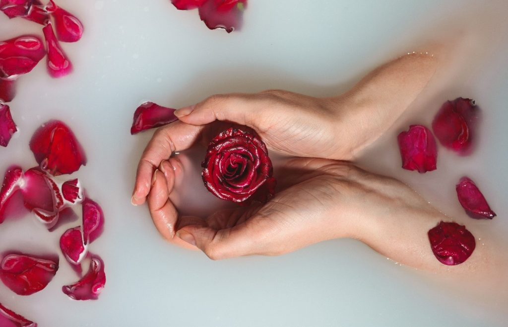 Az elalvást a meditáció és egy rózsaolajos fürdő is segítheti.