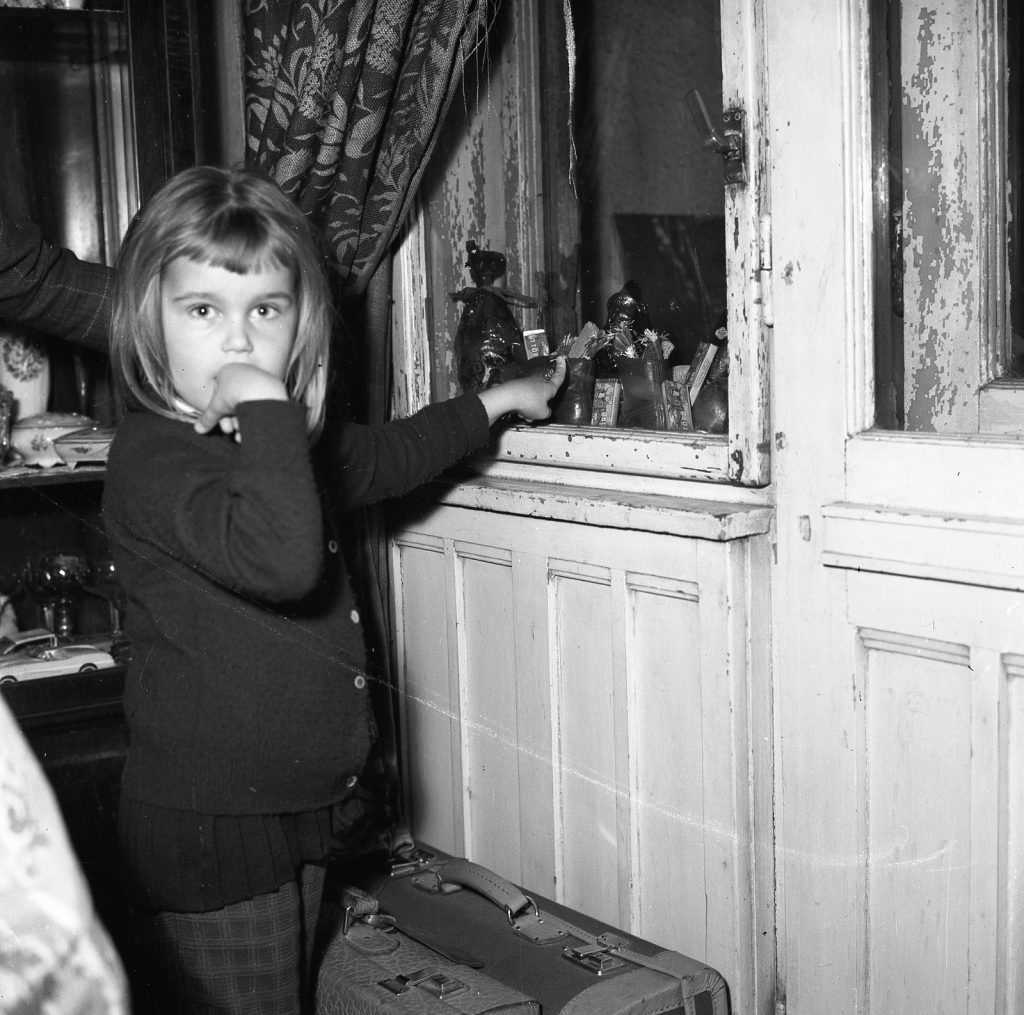 Ilyen megilletődötten örült egy kislány a Télapó látogatásának 1960-ban / Kép forrása: Fortepan
