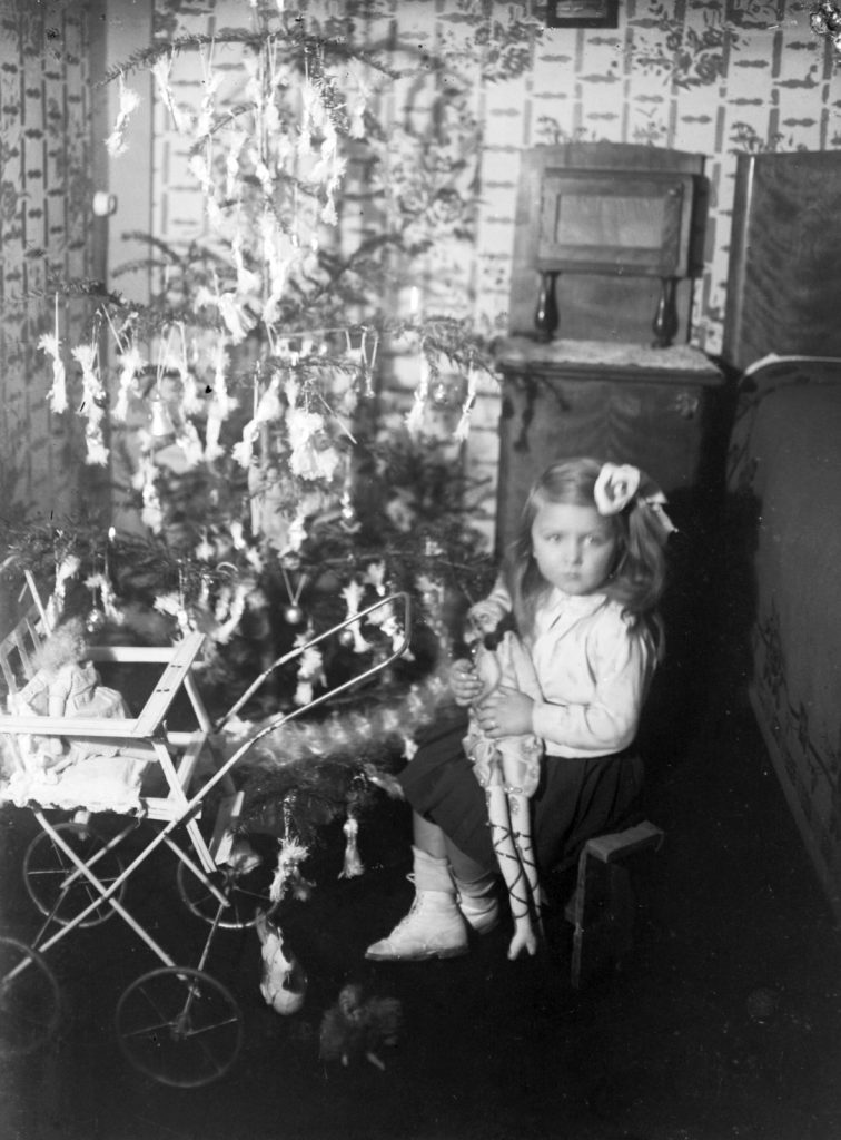 A szaloncukor az 1800-as évek elején jelent meg Magyarországon. A kép 1909 karácsonyán készült / Kép forrása: Fortepan