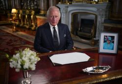 Károly király az íróasztala mögött továbbra is igyekszik helyt állni / Kép forrása: WPA Pool / Getty Images