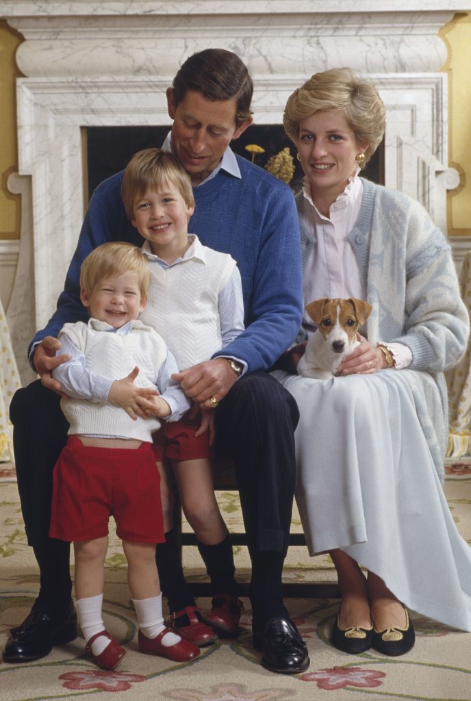 Károly király hercegként két kisfiával, Vilmossal és Harry-vel, és édesanyjukkal, Diana hercegnével / Kép forrása: Tim Graham / Getty Images
