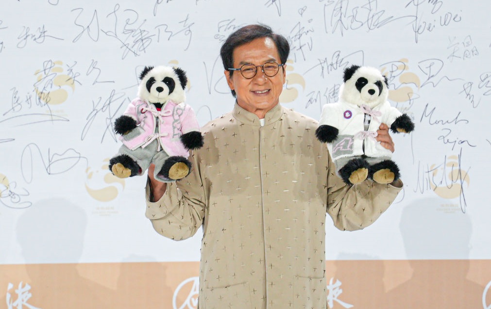 Sokkolta a rajongókat a 70 éves Jackie Chan, felismerhetetlen lett a filmsztár