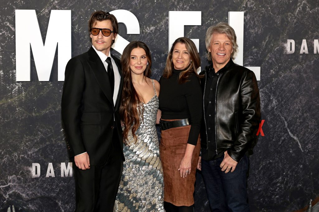 Jon Bon Jovi após lett, méghozzá a Stranger  Thingsből ismert Millie Bobby Browné / Kép forrása: Dimitrios Kambouris / Getty Images