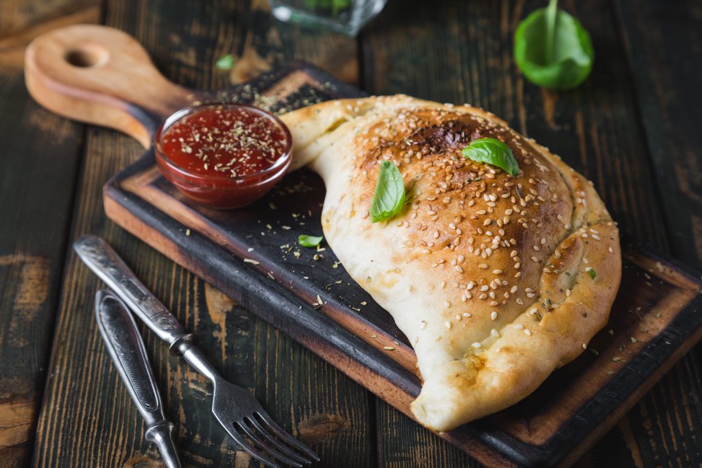 A calzone egy félbehajtott, töltött jellegű pizza / Kép forrása: Getty Images