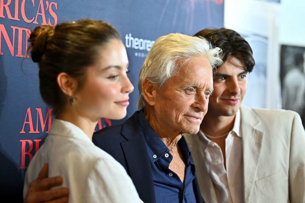 Michael Douglas apareció en la alfombra roja con su hijo – Dylan ha madurado hasta convertirse en un hombre guapo – Kolori