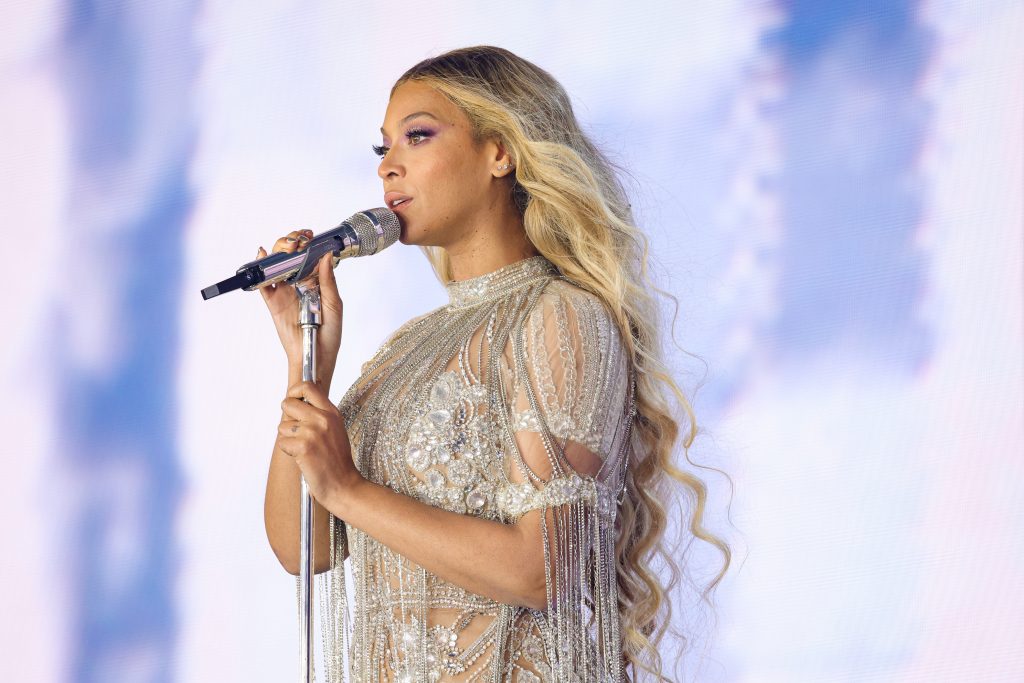 Beyoncé nem hagyja, hogy a hosszú haj kimenjen a divatból / Kép forrása: Kevin Mazur / Getty Images