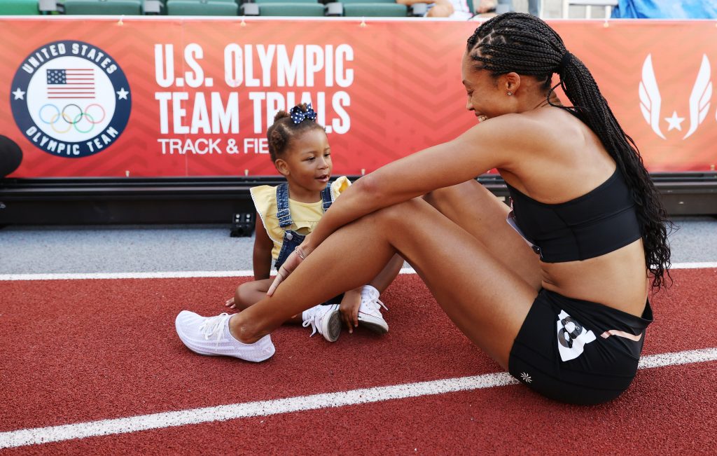 Az olimpiai óvoda egyik kezdeményezője, Allyson Felix kislányával / Kép forrása: Patrick Smith / Getty Images