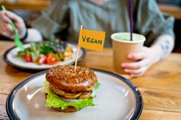 Vegán hamburger / Kép forrása: ArtMarie / Getty Images