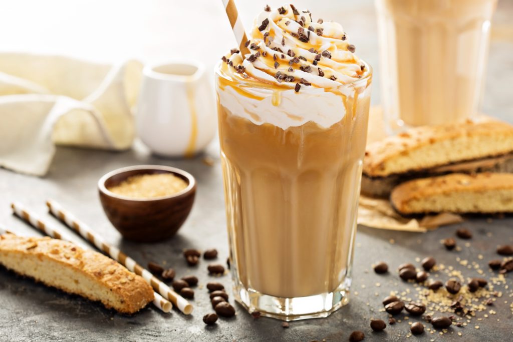 Aludj Jól! Ételek és italok, amelyek segítenek a pihentető éjszakai alvásban 3 Iced Caramel Latte Coffee In A Tall Glass