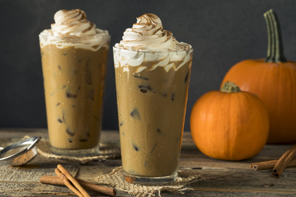 A klasszikussá vált pumpkin spice latte és elkészíthető jeges formában / Kép forrása: bhofack2 / Getty Images