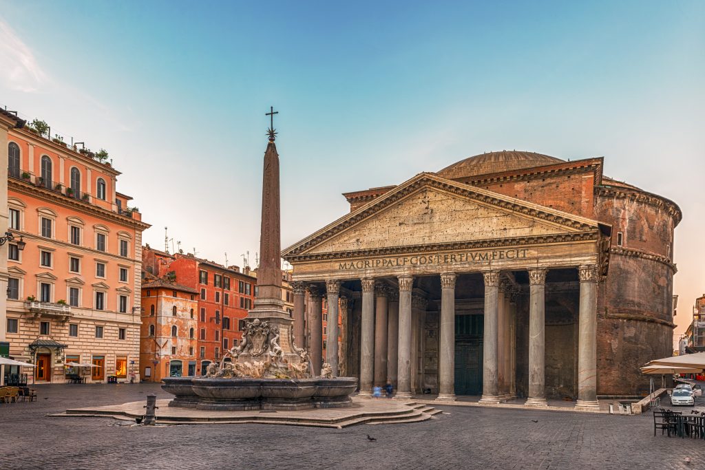 A Pantheon bár tévút, mégis érdemes volt elmenniük a szereplőknek / Kép forrása: minemero / Getty Images