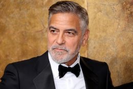 George Clooney fekete öltönyben