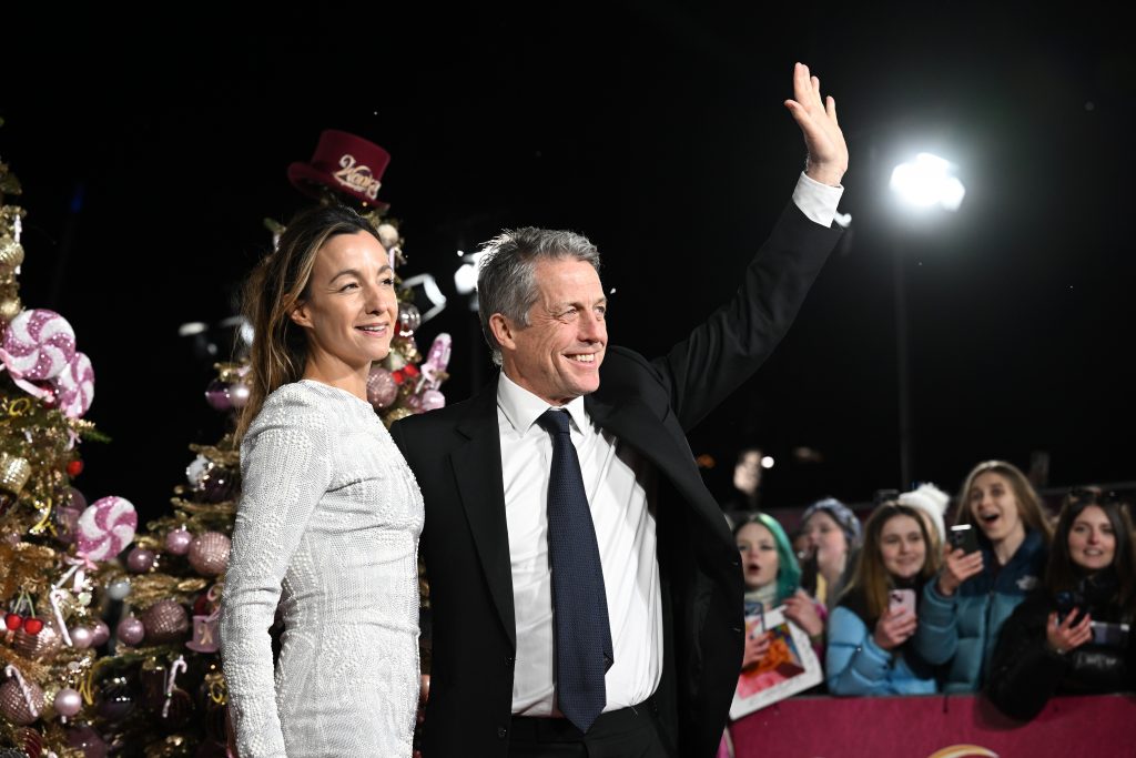 Hugh Grant feleségével, három kisebbik gyermeke anyjával / Kép forrása: Anthony Devlin / Getty Images