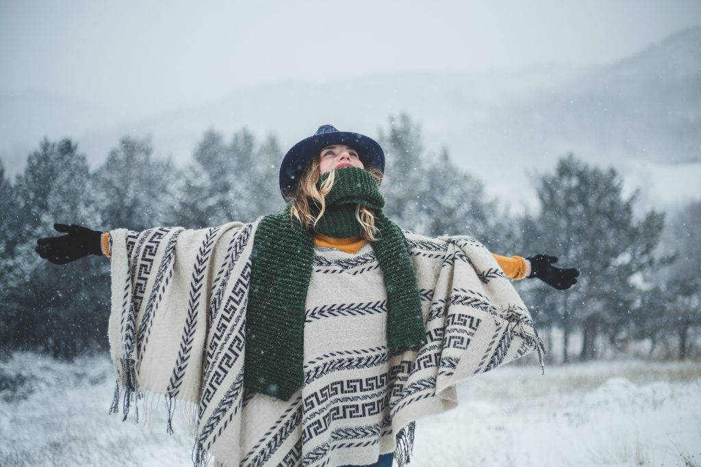 Amellett, hogy mutatós, sokkalta nagyobb szabadságot adhat egy pulóvernél vagy egy kabátnál / Kép forrása: hobo_018 / Getty Images