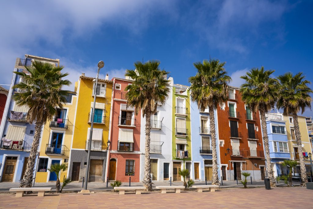 Villajoyosa színes házai nem dekorációs célzattal készültek, hanem a halászok és tengerészek miatt / Kép forrása: Mediterranean / Getty Images