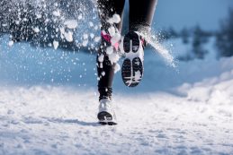 Télen is elkezdhetünk futni, ám ügyelnünk kell a biztonságunkra! / Kép forrása: Halfpoint / Getty Images