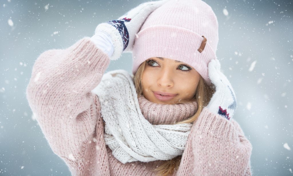 A téli hajápolásban a sapka alap, ám az sem mindegy, milyet hordunk! / Kép forrása: Marian Vejcik / Getty Images