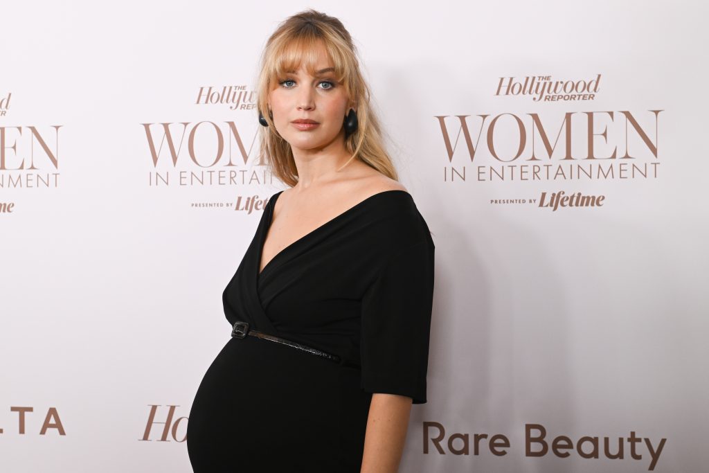 Jennifer Lawrence a plasztikáról: őszintén bevallotta, milyen beavatkozásokra készül 1 Jennifer Lawrence várandósan egy vörös szőnyeges eseményen