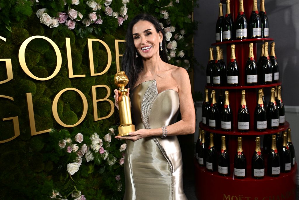 Demi Moore ezüst színű ruhában érkezett a díjátadóra, fotó: Gettyimages