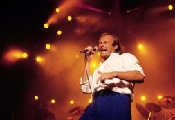 Cserna Antal bújik a legendás zenész, Phil Collins bőrébe / Kép forrása: Bob King / Getty Images