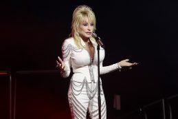 Dolly Parton egy fehér ruhában
