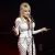 Dolly Parton egy fehér ruhában