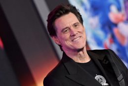 Jim Carrey fekete öltönyben