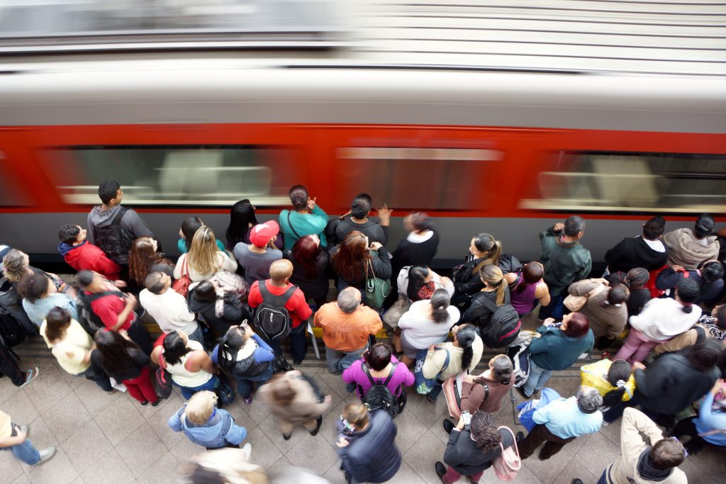 Ha sok az ember, nincs mit tenni, ám a vonatajtót mindenáron be kell csukni! / Kép forrása: Getty Images