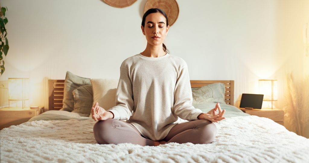 Az esti rutin része lehet a meditálás is / Kép forrása: Jacob Wackerhausen / Getty Images