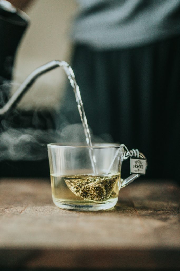 Ez az ital lehet az örök élet kulcsa: napi egy pohárnak is elképesztő hatása van 2 A zöld tea fogyasztása akár négy évvel meghosszabbíthatja az életünket / Kép forrása: Unsplash