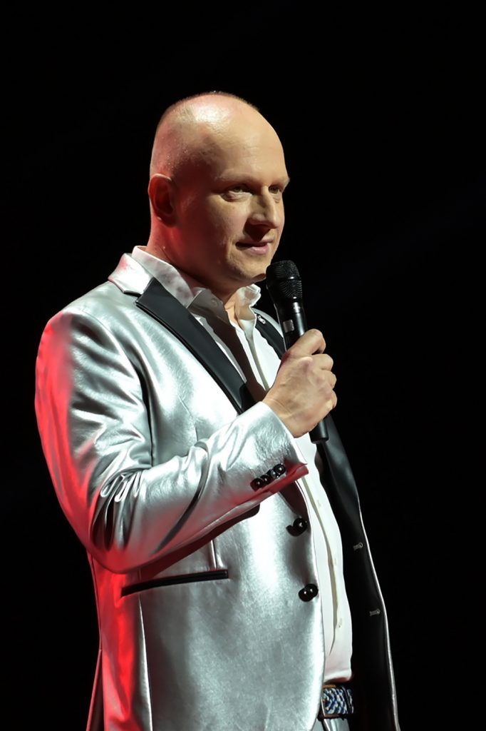 Fülöp Viktor, a Dumaszínház humoristája: ,,jó néha elmenni kirándulni, de a legjobb, amikor hazatér az ember” 3 A humorista tanárként első kézből tapasztalja, mekkorát változott az évtizedek során a diákok viszonyulása a tanáraikhoz / Kép forrása: Dumaszínház / Burszán Sándor