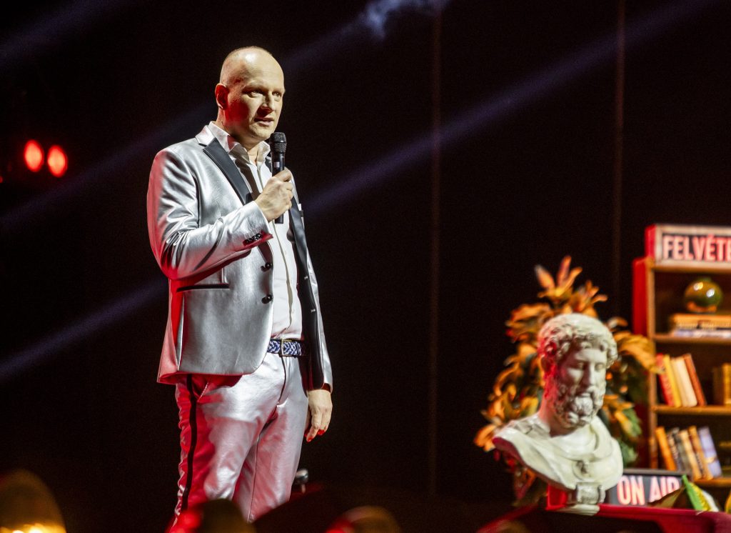 Fülöp Viktor, a Dumaszínház humoristája: ,,jó néha elmenni kirándulni, de a legjobb, amikor hazatér az ember” 1 ,,Se színészek, se énekesek nem vagyunk, csak hétköznapi emberek, akik az életükről beszélnek" / Kép forrása: Dumaszínház / Burszán Sándor
