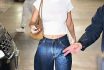 Kendall Jenner, indigókék farmer, fotó: Gettyimages