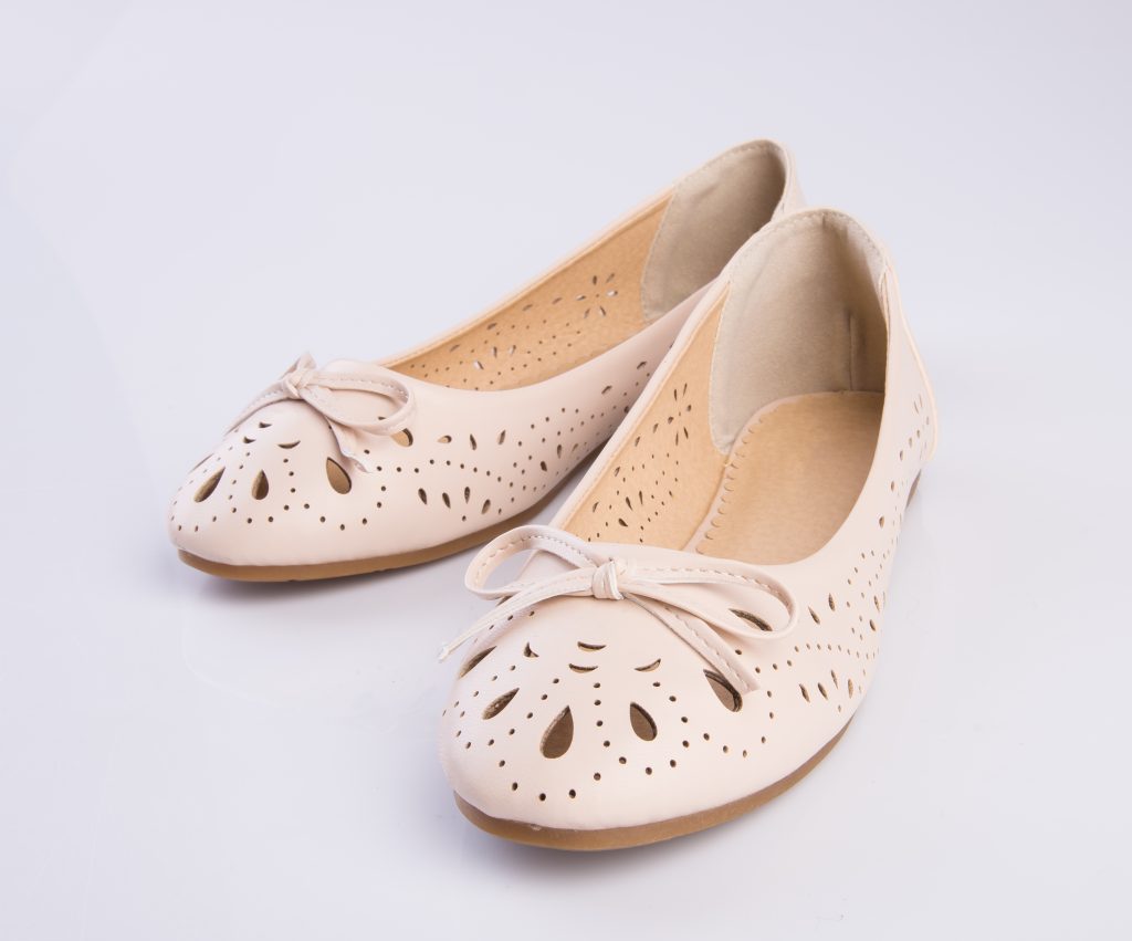Hello divatimádók! Ezekre a cipőtrendekre érdemes figyelni 2025 nyarán 2 Woman Shoes On A Background