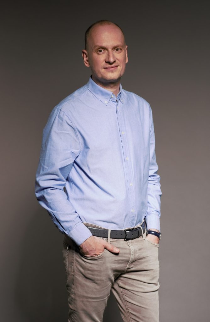 Fülöp Viktor, a Dumaszínház humoristája: ,,jó néha elmenni kirándulni, de a legjobb, amikor hazatér az ember” 4 A humorista nemcsak a humortól tanult sokat, hanem a tanítástól is / Kép forrása: Dumaszínház / Georgij Merjas