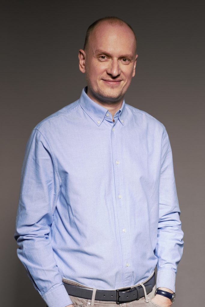Fülöp Viktor, a Dumaszínház humoristája: ,,jó néha elmenni kirándulni, de a legjobb, amikor hazatér az ember” 2 Fülöp Viktor számára a tanítás egyfajta szeretetkkoszorú / Kép forrása: Dumaszínház / Georgij Merjas